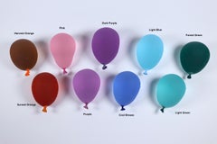 Dylan Martinez - Palloncino d'acqua arancione con gocce, scultura 2025