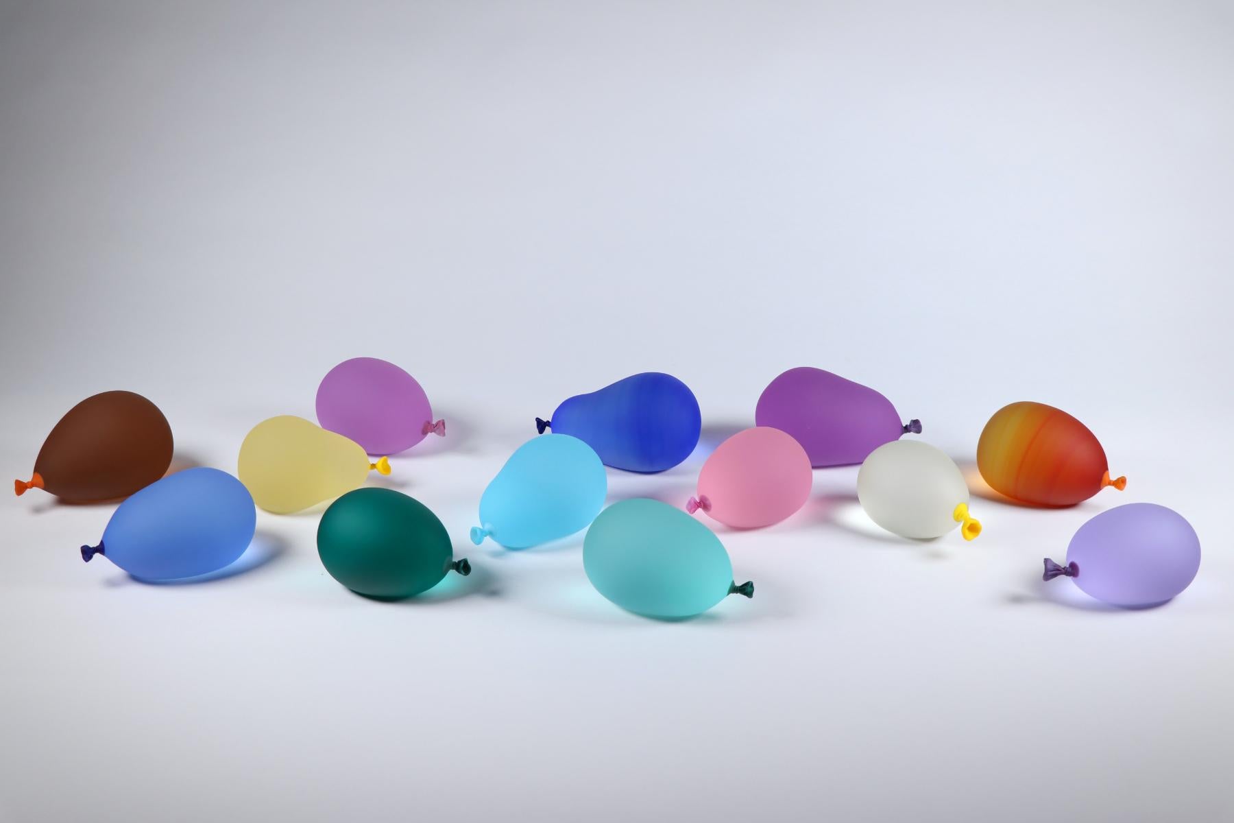 Scultore di vetro iperrealista, le giocose creazioni di Dylan ingannano l'occhio con il loro aspetto realistico. Che si tratti di palloncini d'acqua o di sacchetti di plastica riempiti d'acqua che ospitano un cracker per pesci rossi, ogni pezzo è