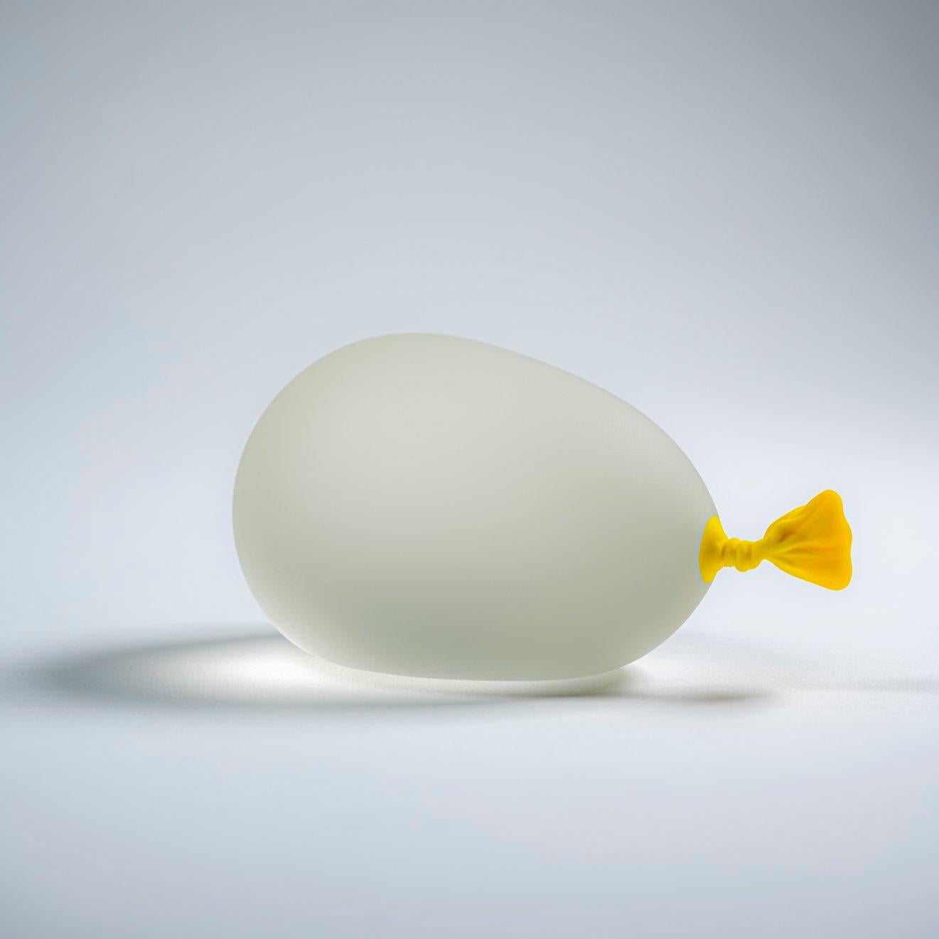 Escultor de vidrio hiperrealista, las juguetonas creaciones de Dylan engañan al ojo con su apariencia realista. Ya sea imitando globos de agua o bolsas de plástico llenas de agua que contienen una galleta de peces de colores, cada pieza se diseña y