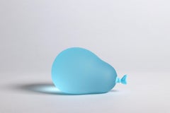 Dylan Martinez – Hellblauer Wasserballon, Skulptur 2024