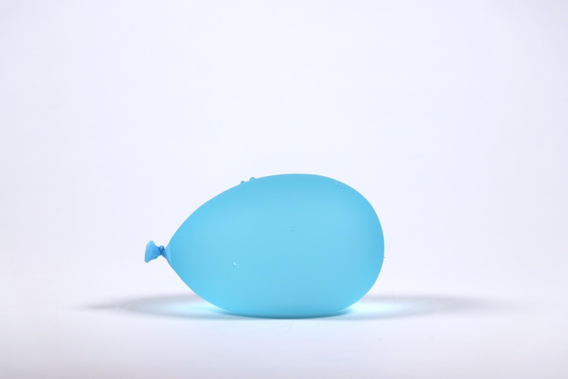 Dylan Martinez - Hellblauer Wasserballon mit Tröpfchen, Skulptur 2024