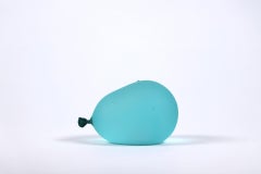 Dylan Martinez - Hellgrüner Wasserballon mit Tröpfchen, Skulptur 2024