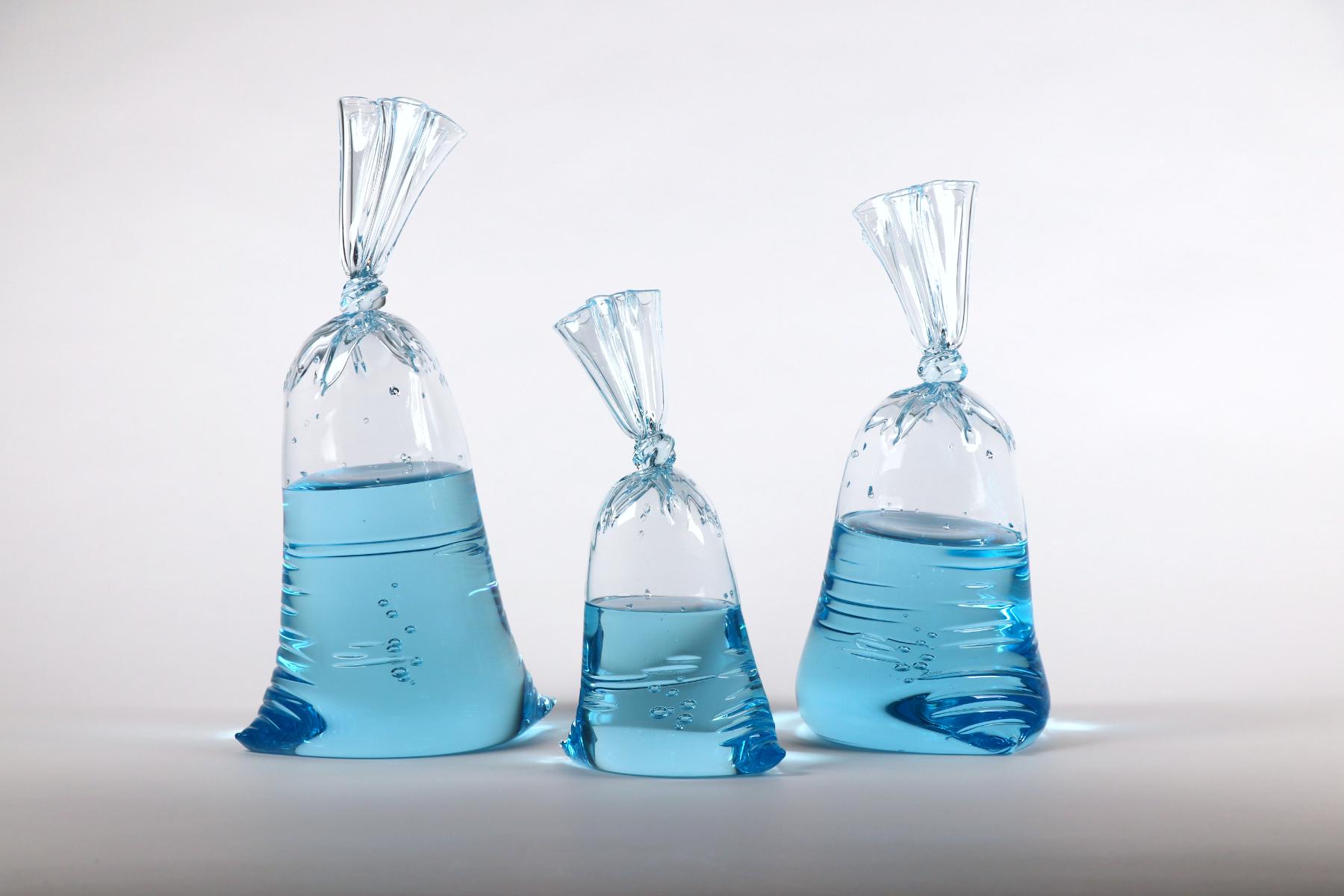 Dylan Martinez - Escultura de bolsa de agua de cristal azul de edición limitada en venta 3