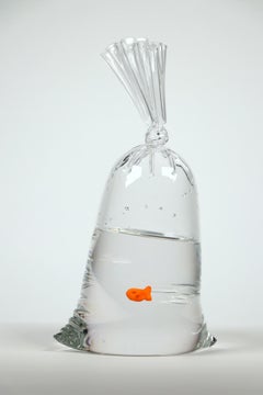Dylan Martinez – Goldfisch Cracker-Wassertasche 186, Skulptur 2024, limitierte Auflage