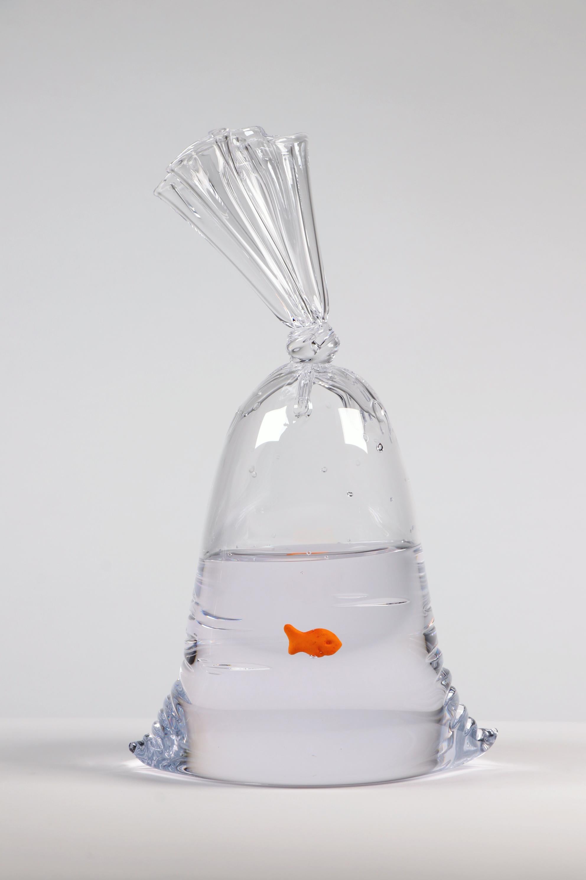 Dylan Martinez - Borsa dell'acqua in edizione limitata con cracker per pesci rossi 207, scultura 2024 1