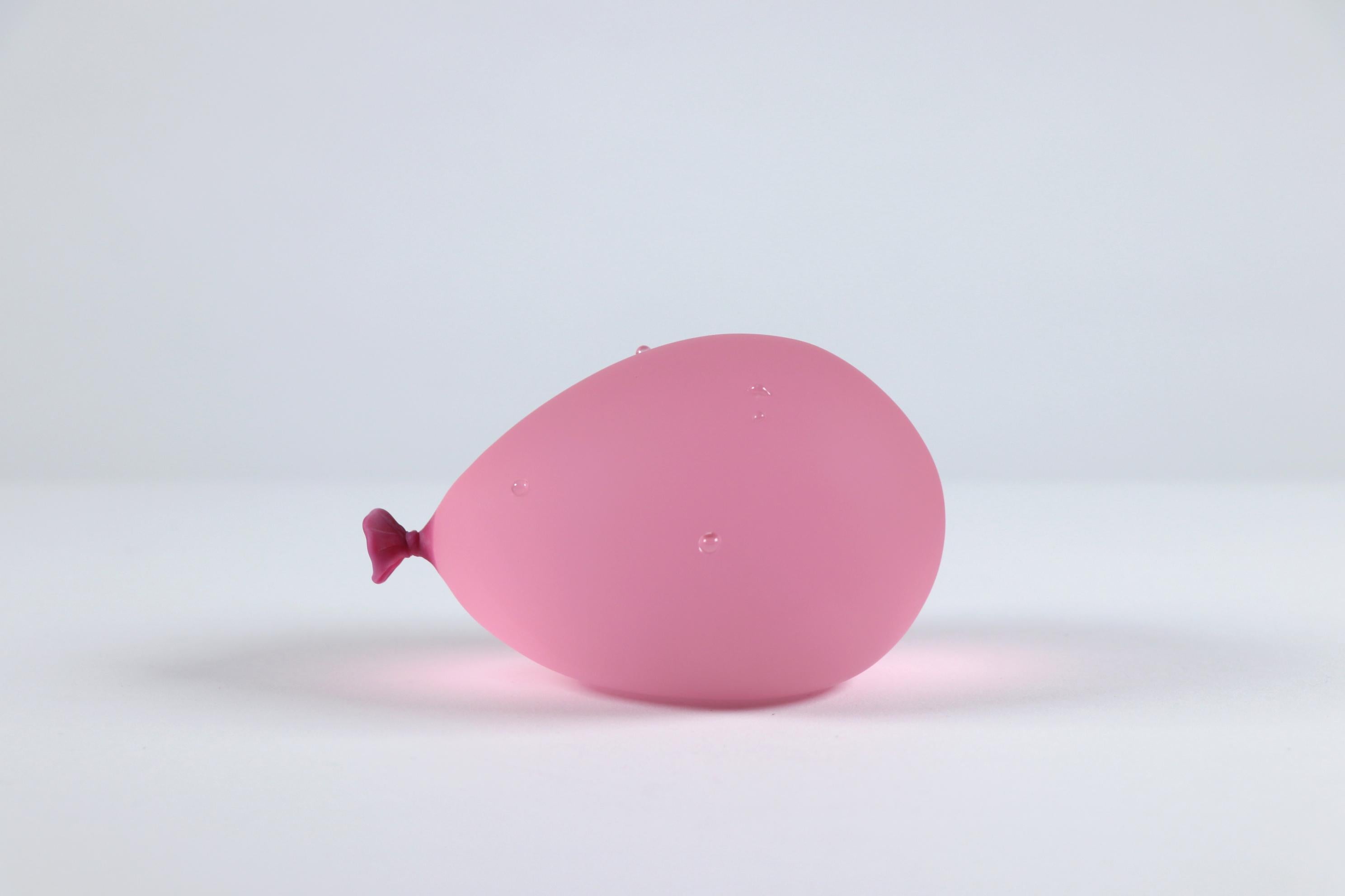 Escultor de vidrio hiperrealista, las juguetonas creaciones de Dylan engañan al ojo con su apariencia realista. Ya sea imitando globos de agua o bolsas de plástico llenas de agua que contienen una galleta de peces de colores, cada pieza se diseña y
