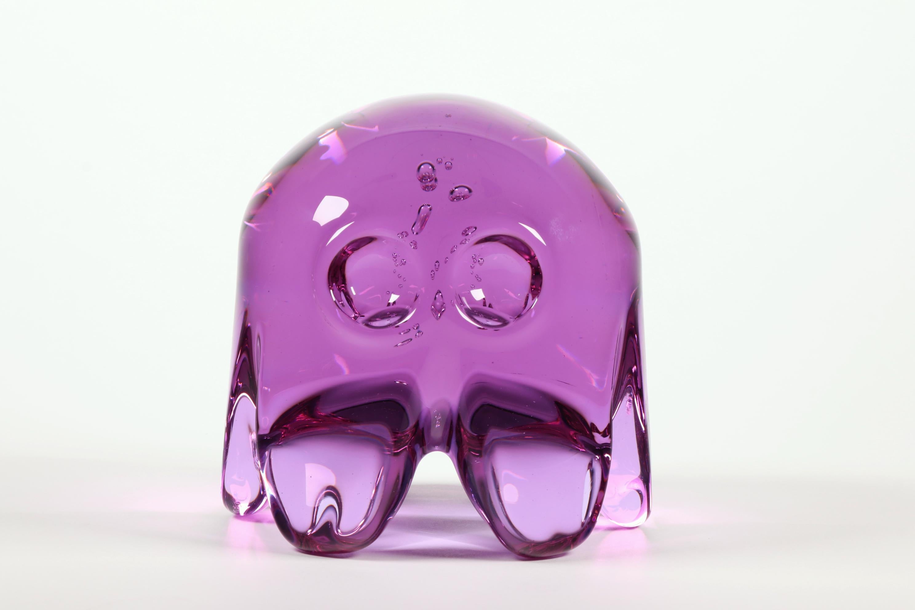 Escultor de vidrio hiperrealista, las juguetonas creaciones de Dylan engañan al ojo con su apariencia realista. Ya sea imitando globos de agua o bolsas de plástico llenas de agua que contienen una galleta de peces de colores, cada pieza se diseña y