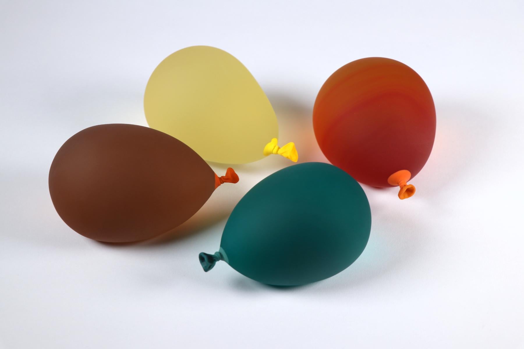 Escultor de vidrio hiperrealista, las juguetonas creaciones de Dylan engañan al ojo con su apariencia realista. Ya sea imitando globos de agua o bolsas de plástico llenas de agua que contienen una galleta de peces de colores, cada pieza se diseña y