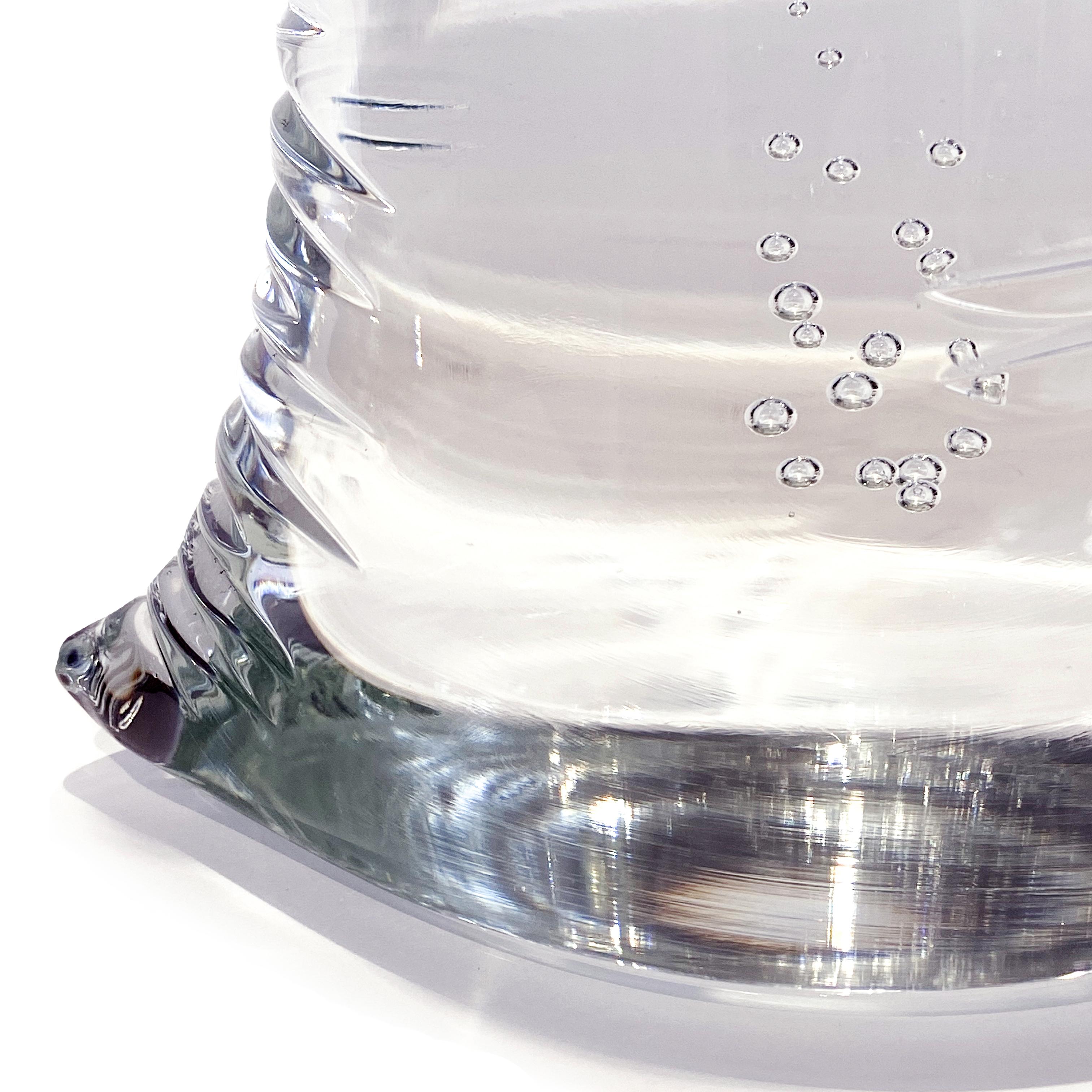 Dylan Martinez's hyperrealistic plastic water bags surprise many. Dylan Martinez combines various glassblowing and sculpting techniques to create his treasured water bags in closed glass. In his works, Martinez creates scenarios that blur the