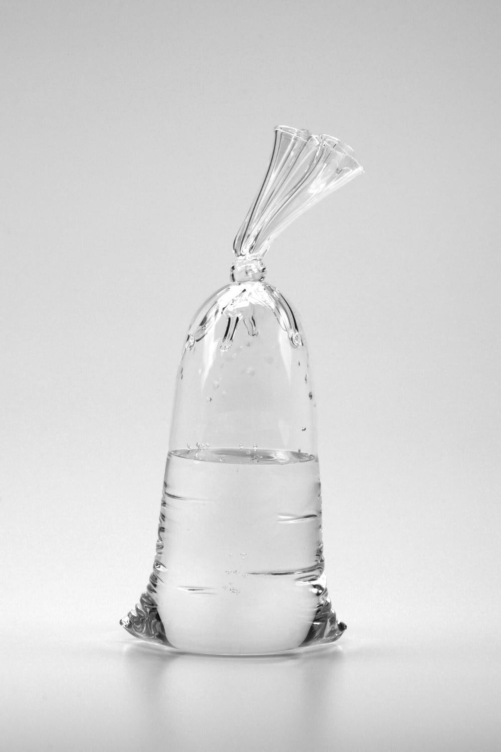 Glas-Wassertaschen-Skulptur-Dreieck  (Grau), Abstract Sculpture, von Dylan Martinez