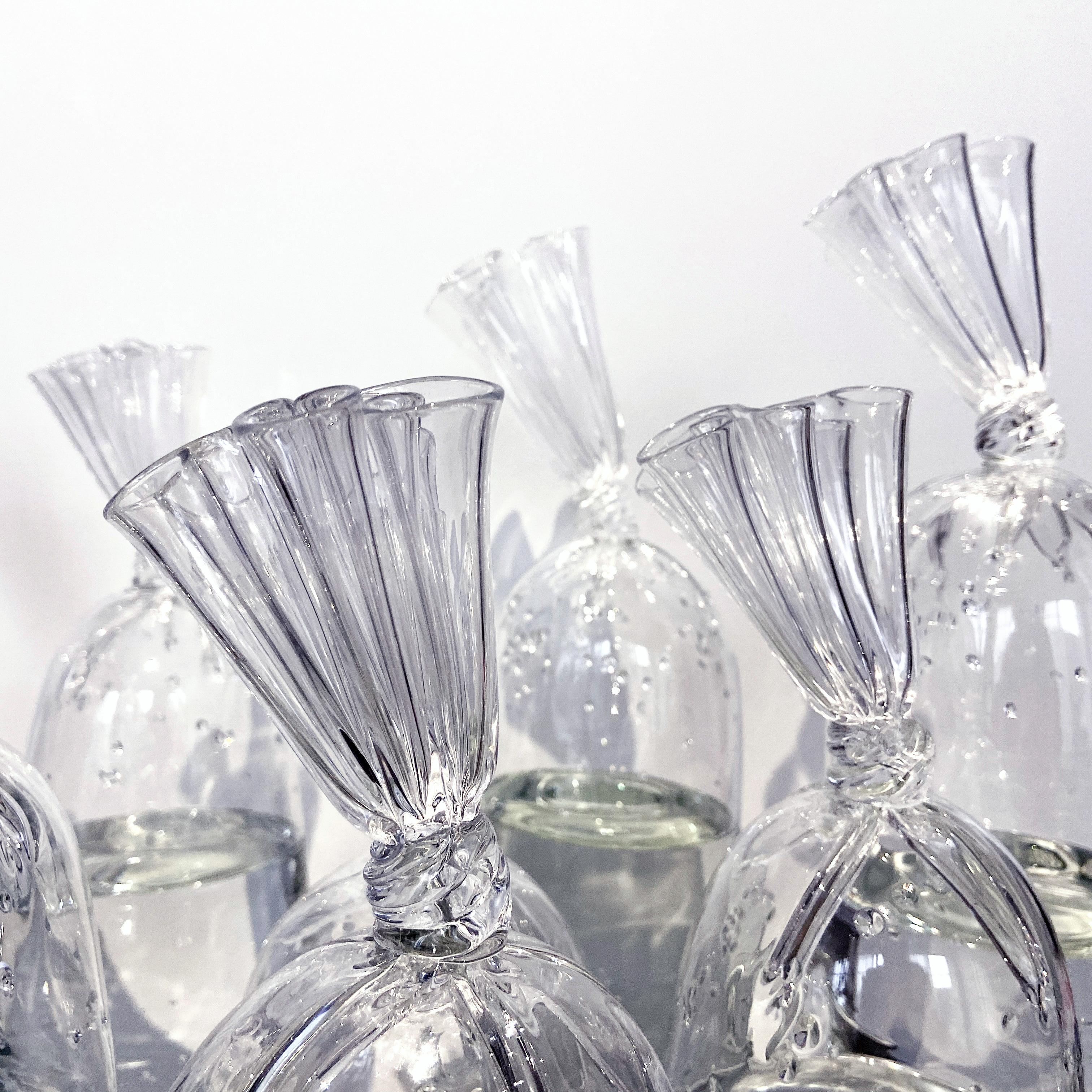 Dylan Martinez's hyperrealistic plastic water bags surprise many. Dylan Martinez combines various glassblowing and sculpting techniques to create his treasured water bags in closed glass. In his works, Martinez creates scenarios that blur the