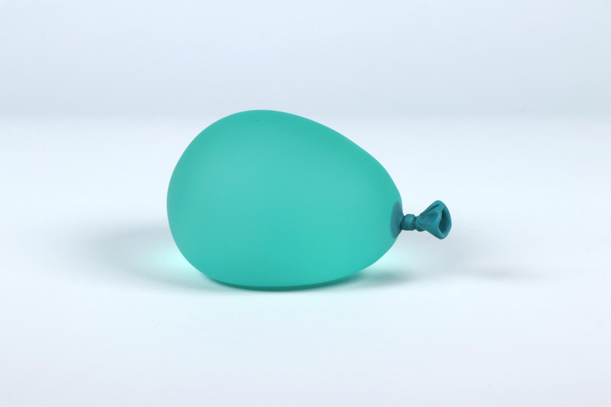 Sculpture de ballons en verre vert, violet, rose, brun clair et bleu clair - lot de 5 - Gris Still-Life Sculpture par Dylan Martinez