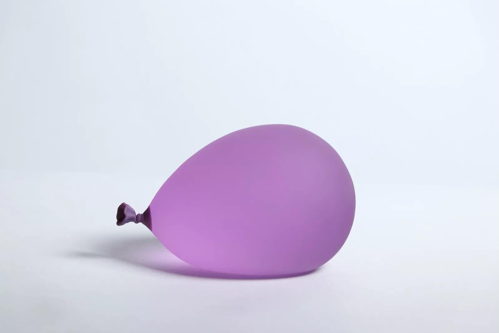 Ensemble de 5 sculptures hyperréalistes de ballons d'eau en verre, installation de Dylan Martinez. Fabriqué à 100 % en verre sculpté à chaud. 

Approx. Taille : 3.5 × 3.5 × 4.5 pouces (chacun)

Les ballons d'eau hyperréalistes de Dylan Martinez sont