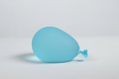 Hyperreale blaue Glasballon-Skulptur