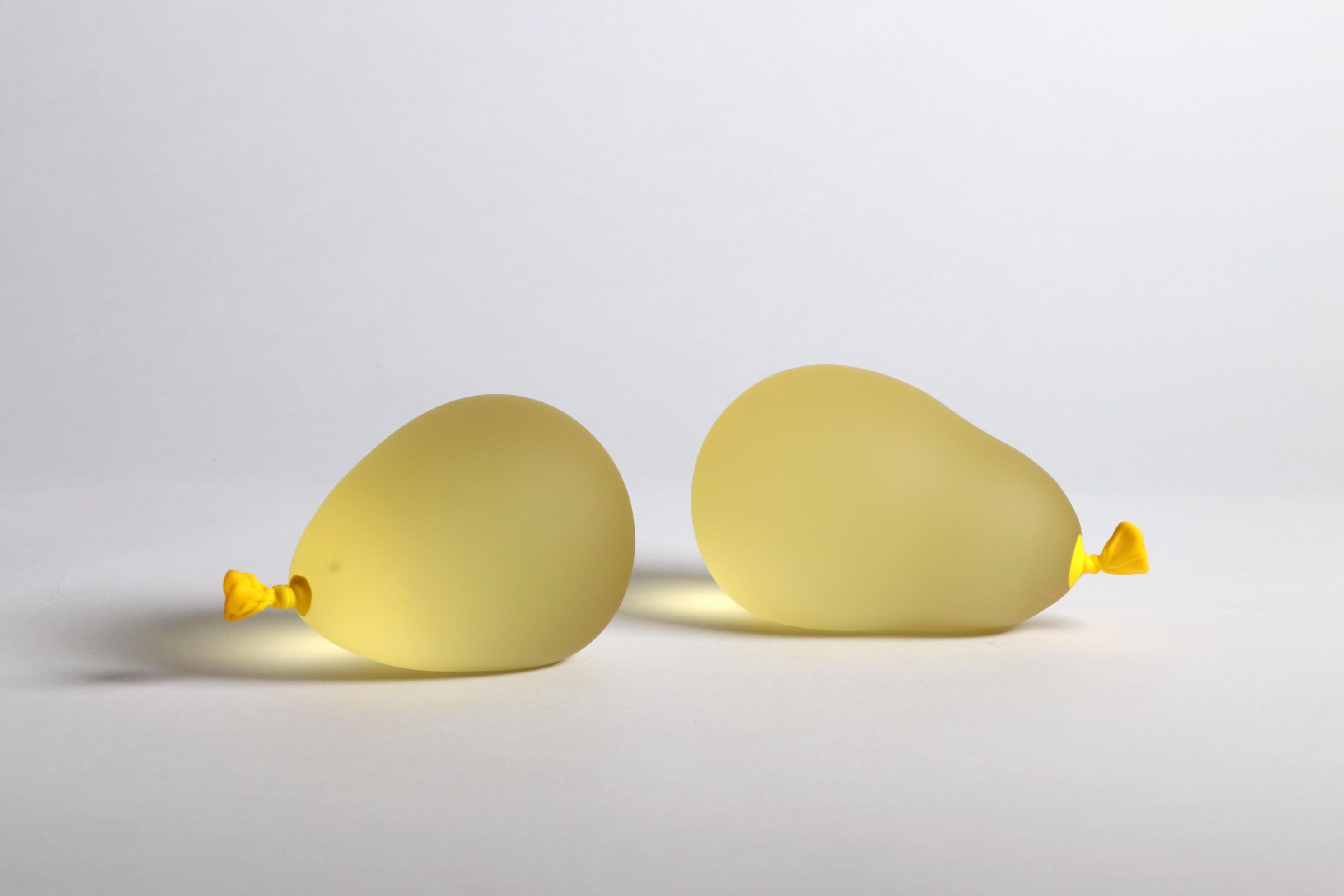 Hyperreale leuchtende gelbe Glasballon-Skulptur – Sculpture von Dylan Martinez