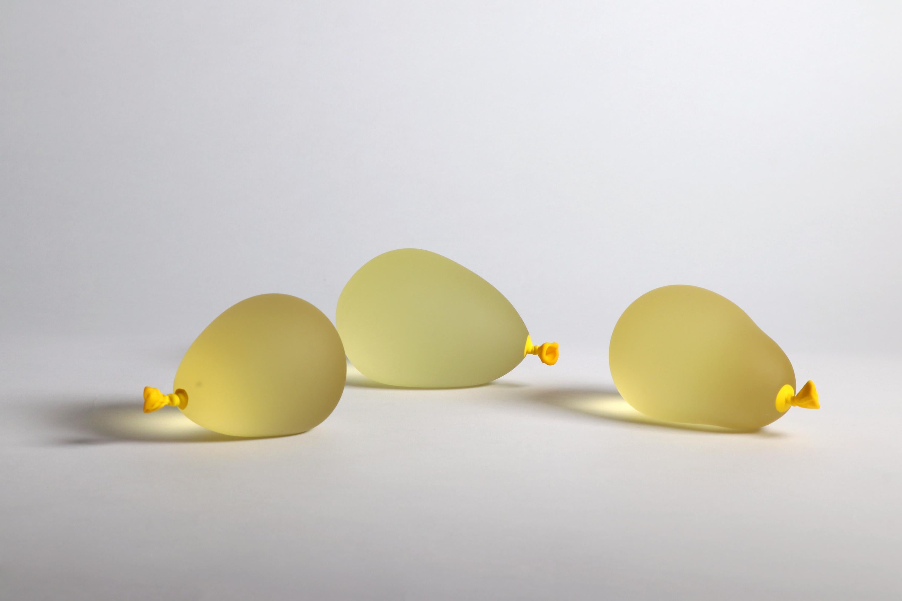 Hyperreale leuchtende gelbe Glasballon-Skulptur (Realismus), Sculpture, von Dylan Martinez
