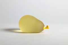 Hyperreale leuchtende gelbe Glasballon-Skulptur