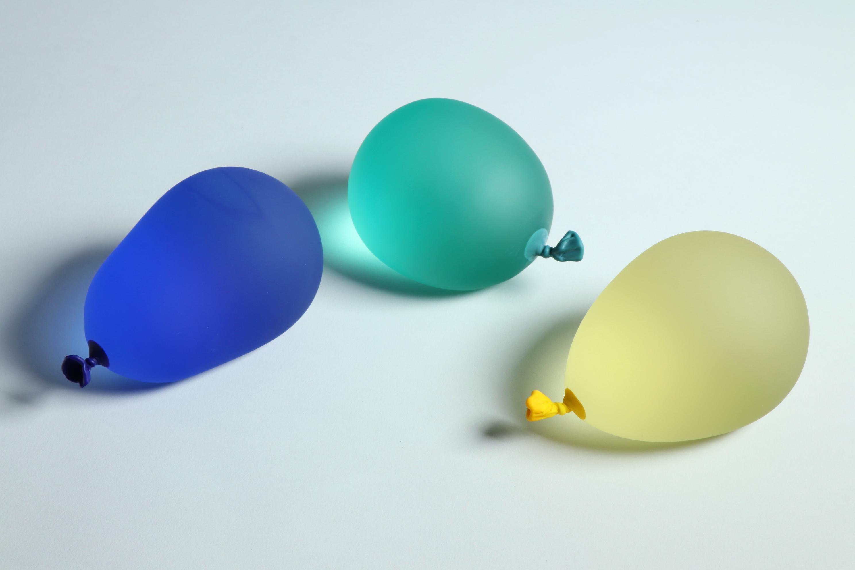 Ensemble de sculptures de ballons hyperréalistes en verre cobalt, vert et jaune - Réalisme Sculpture par Dylan Martinez