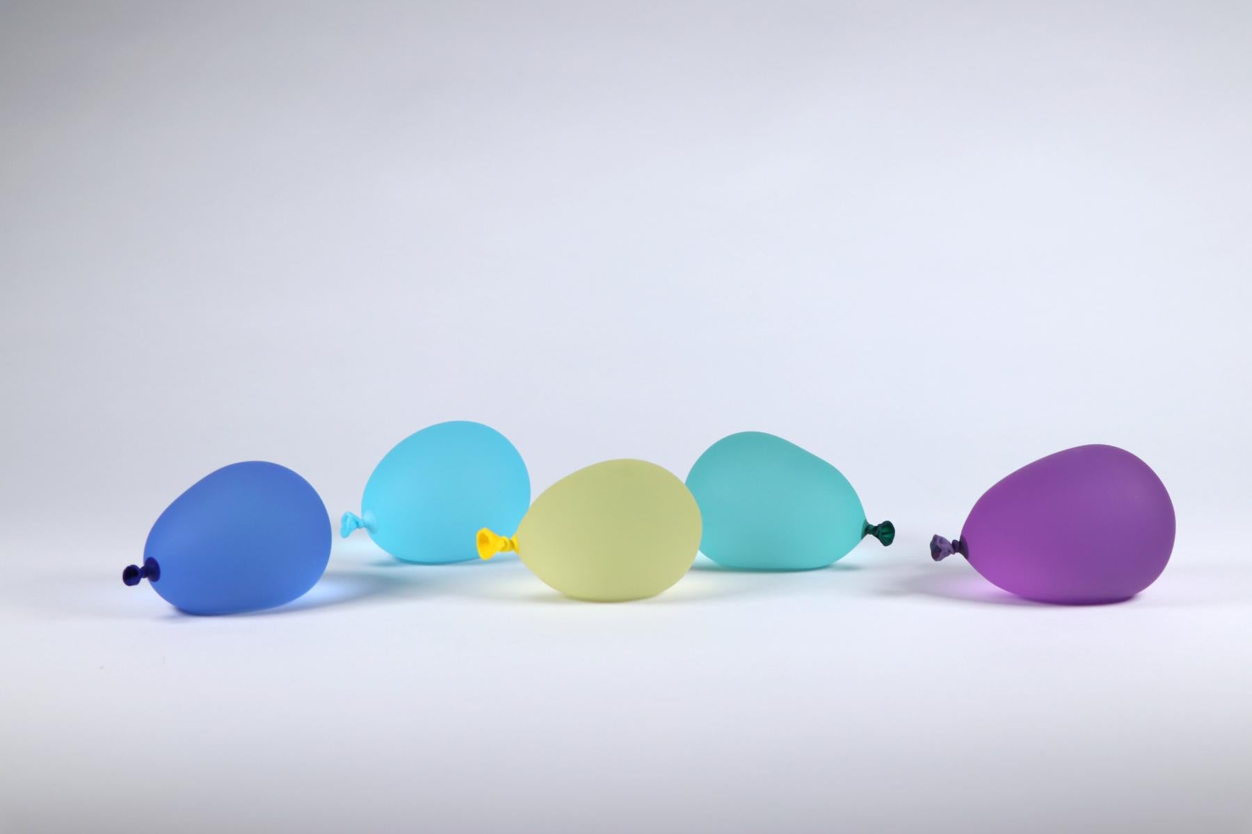 Dylan Martinez Still-Life Sculpture – Hyperreale Ballonskulpturen aus farbigem Glas – 5er-Set