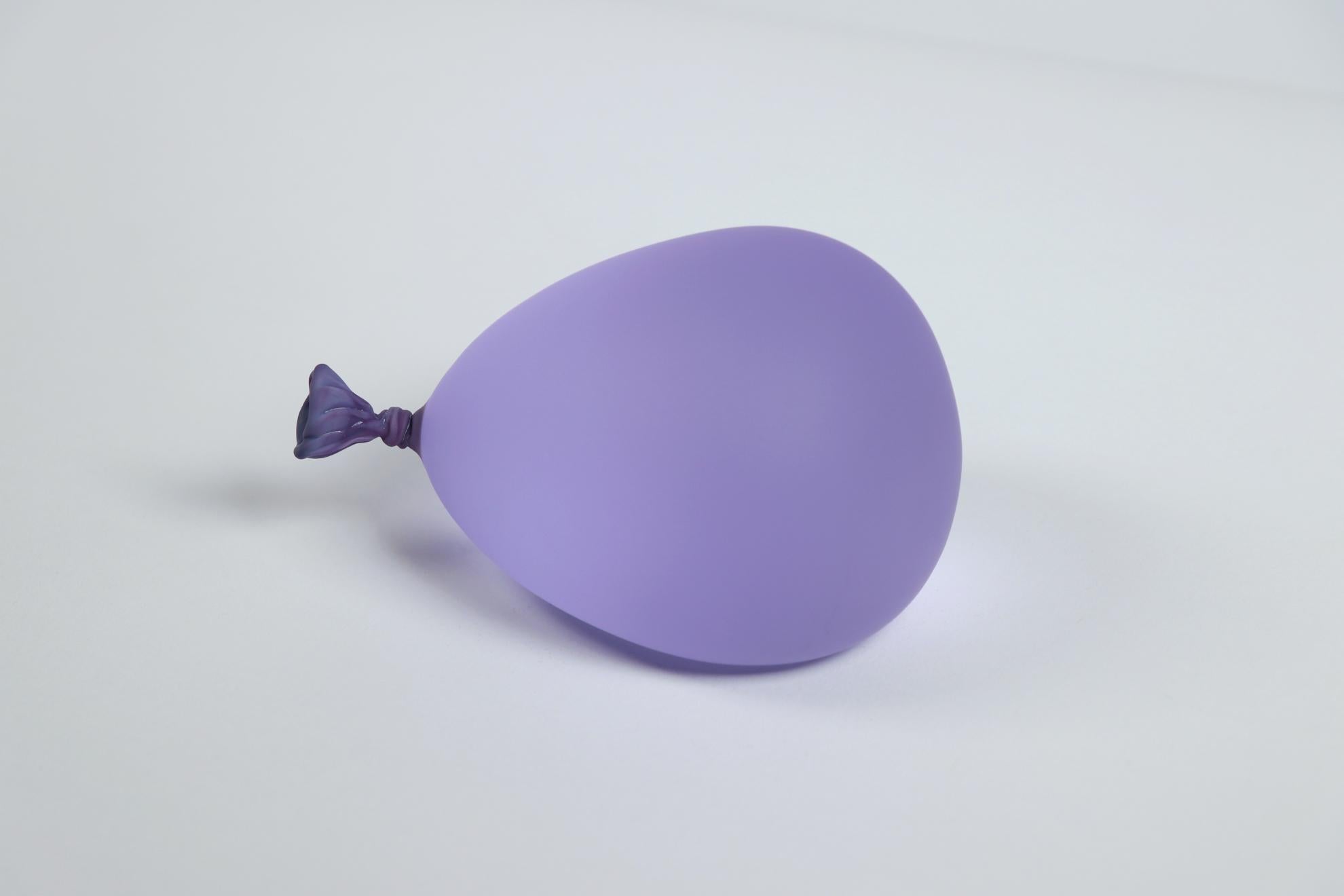 Hyperreale helllila Glasballon-Skulptur aus Glas – Sculpture von Dylan Martinez