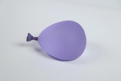 Sculpture de ballon en verre violet clair hyperréaliste