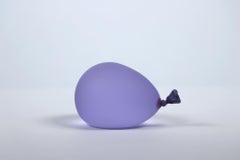 Sculpture de ballon en verre violet clair hyperréaliste