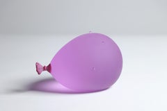 Hyperreale helllila Glasballon-Skulptur mit Tropfen aus Glas