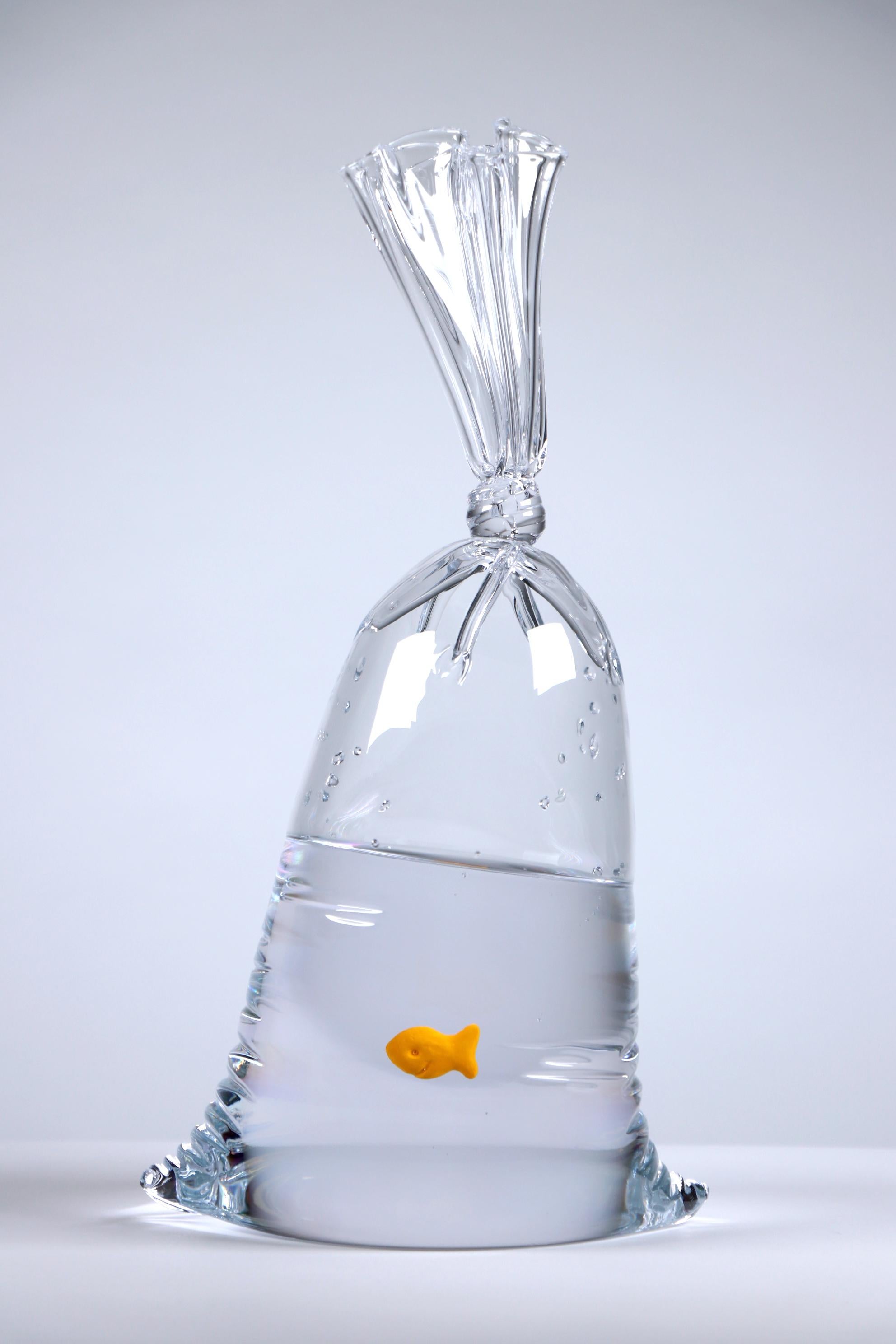 Hyperreal Limitierte Auflage Glas-Goldfisch-Wassertaschen-Skulptur aus Glas (Realismus), Sculpture, von Dylan Martinez