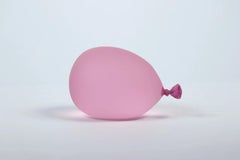 Sculpture de ballon en verre rose hyperréaliste
