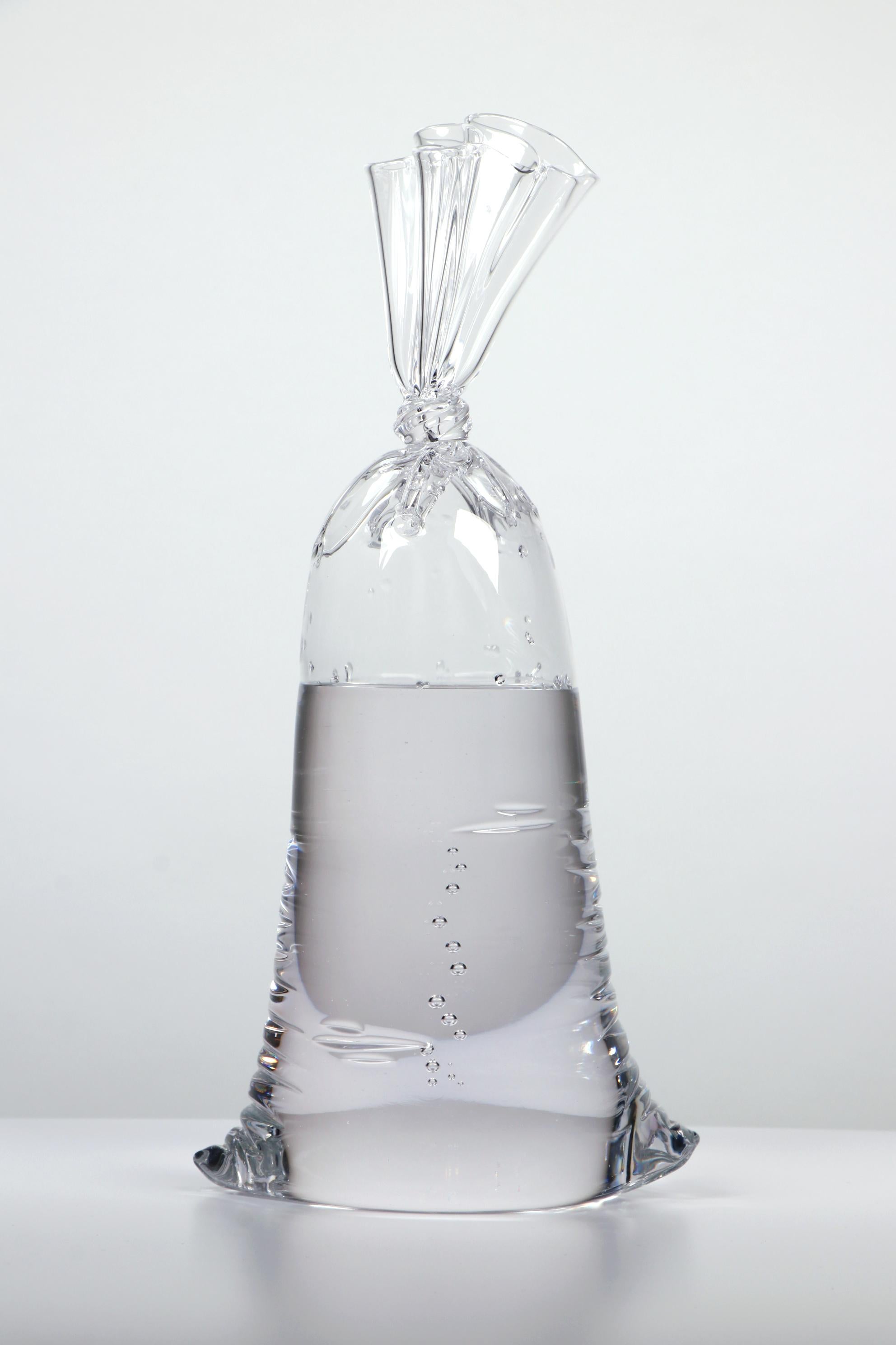 Dylan Martinez Still-Life Sculpture – Große Glas-Wassertasche – Hyperreale Glas-Skulptur