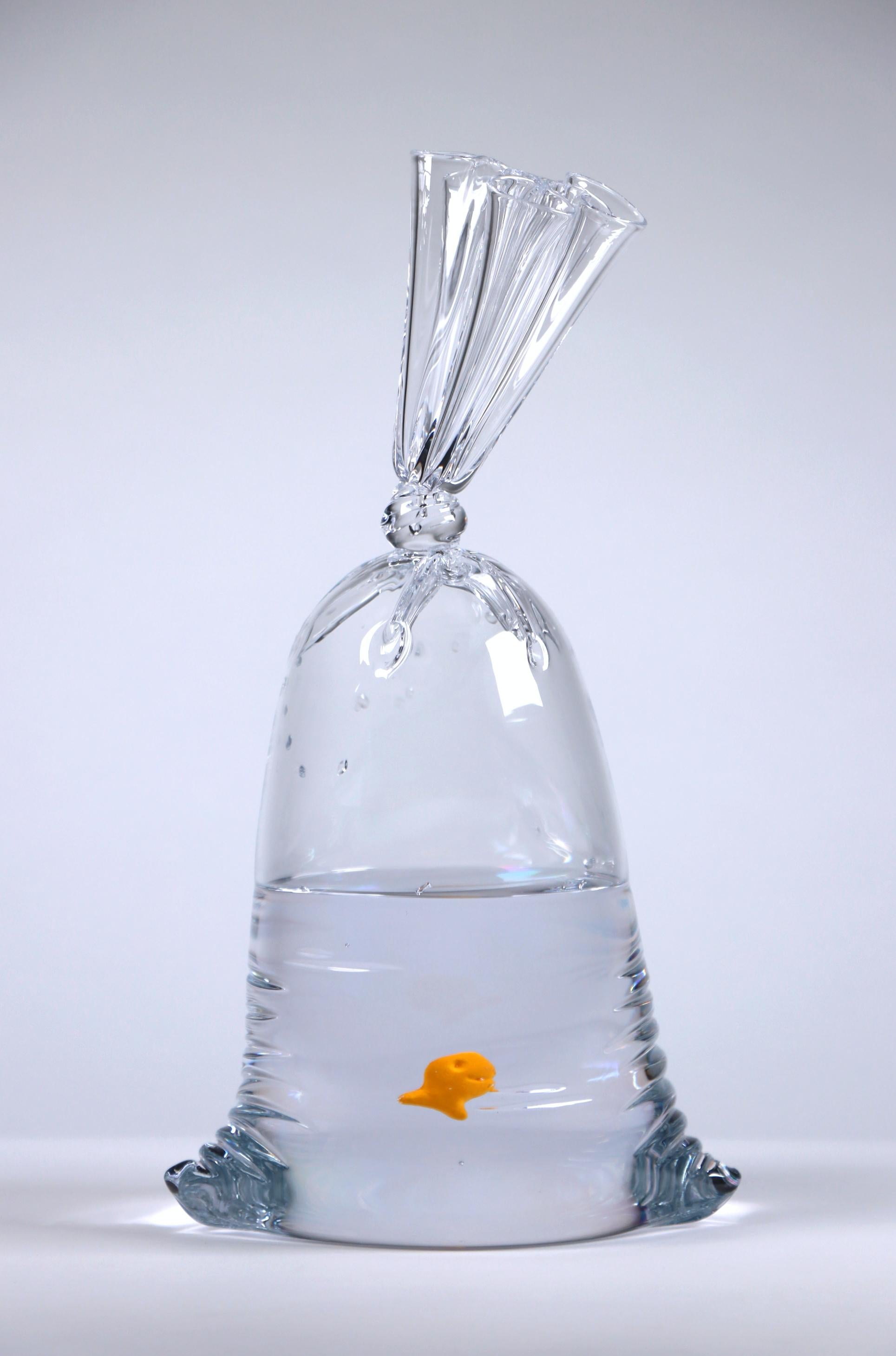 Escultura de cristal hiperrealista en bolsa de agua para peces dorados de edición limitada - Sculpture Realista de Dylan Martinez
