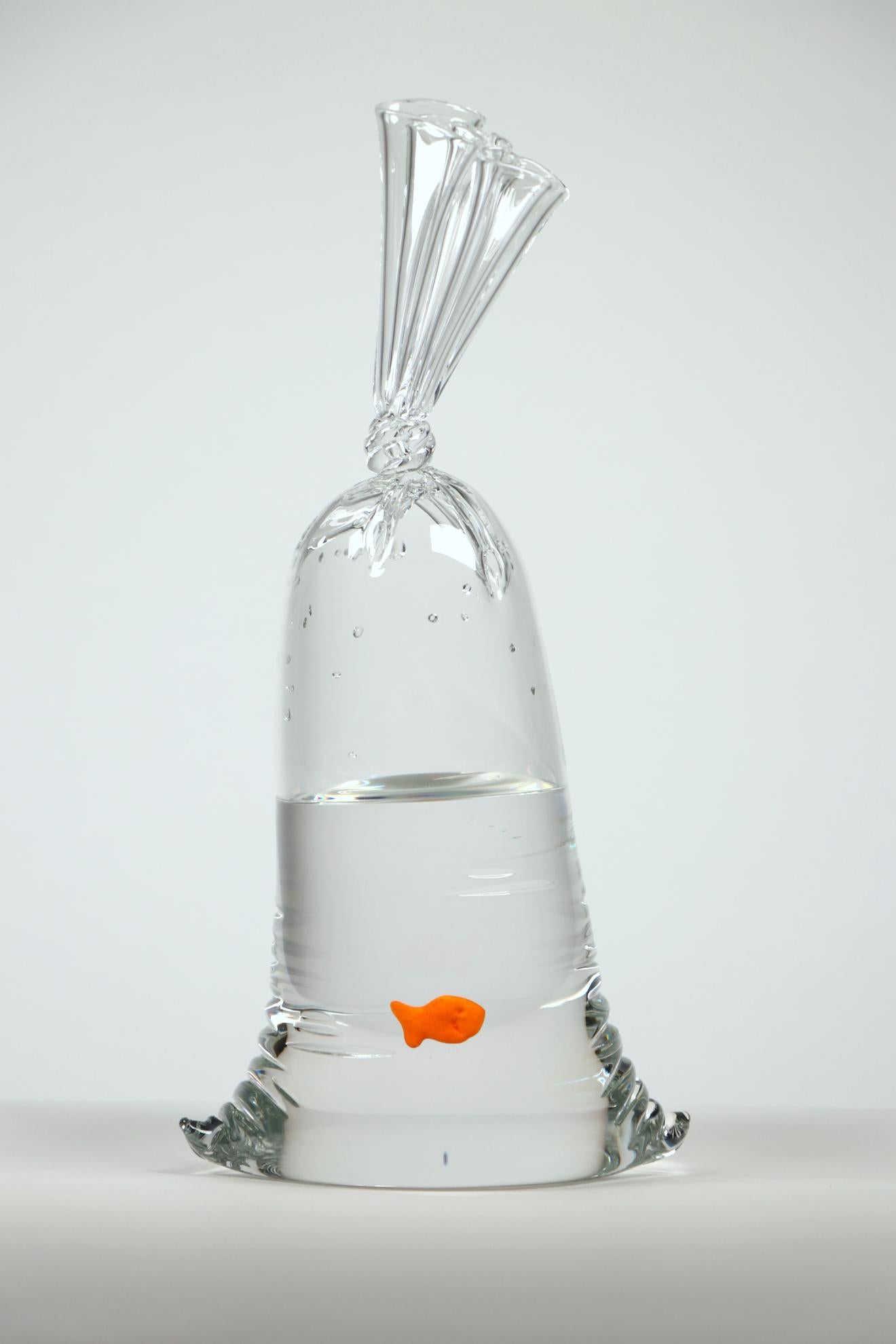 Glas-Goldfisch-Wassertaschen-Skulptur aus Glas in limitierter Auflage – Sculpture von Dylan Martinez