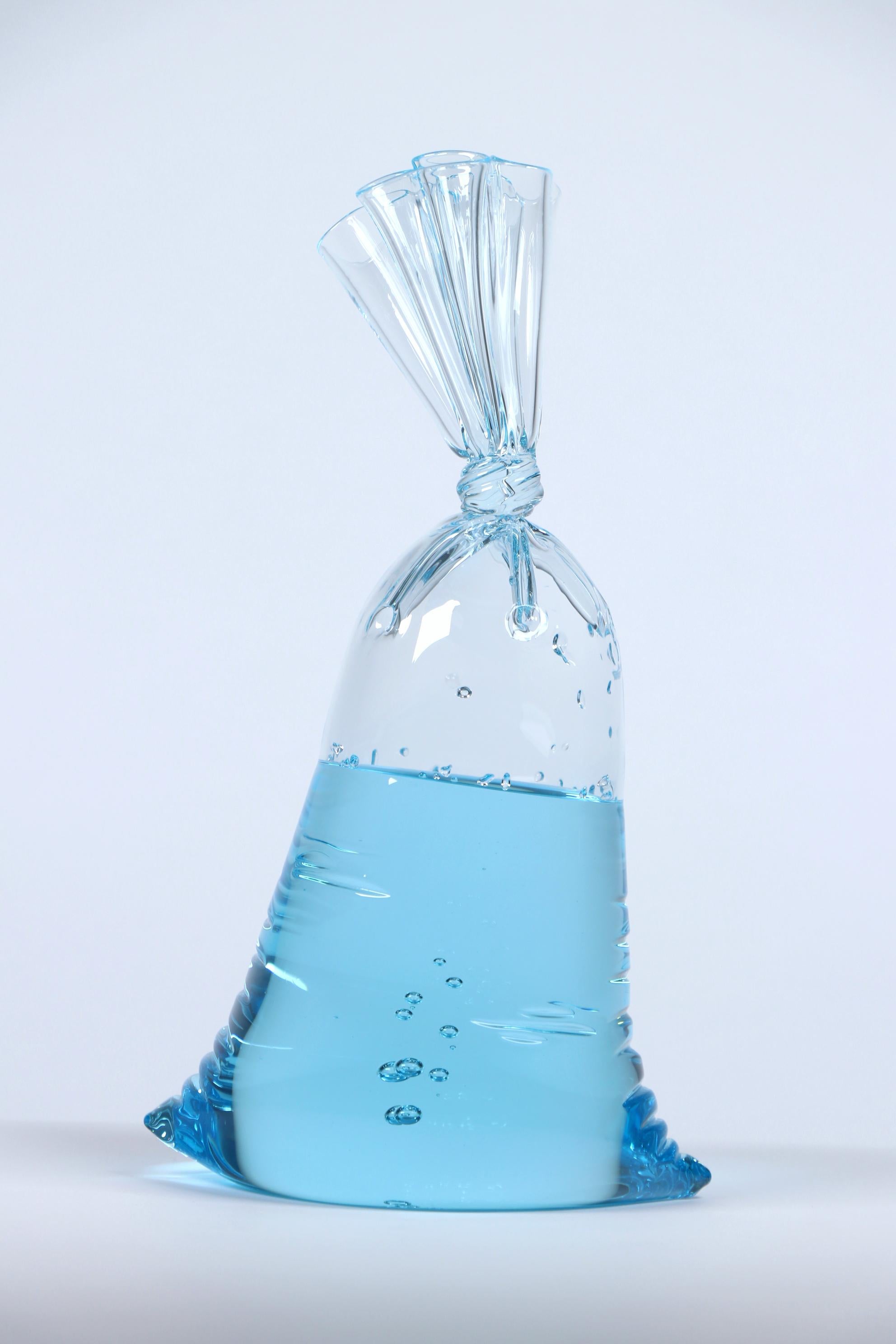 Borsa dell'acqua in vetro blu - Scultura in vetro iperreale