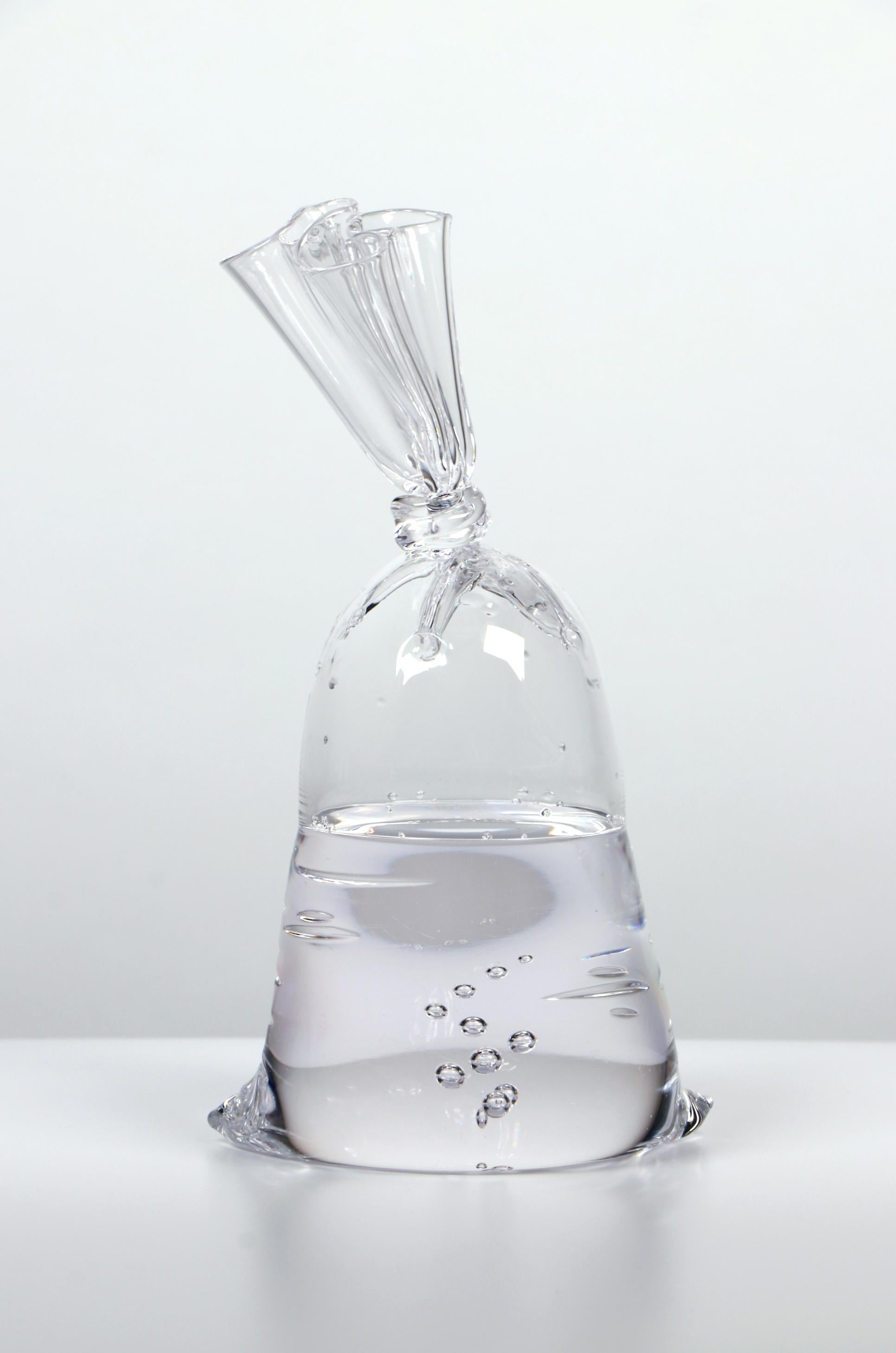 Mini-Wassertasche aus Glas – Hyperreale Glasskulptur – Sculpture von Dylan Martinez