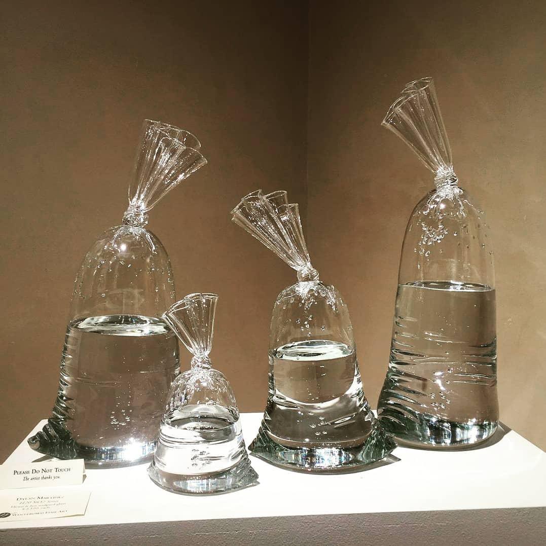 Hyperreale Mini-Wassersack-Glasskulptur - Voll- und Hohlglas von Dylan Martinez.

Martinez' hyperreale Skulpturen bestehen aus heißgeformtem Glas, das von der Künstlerin vollständig von Hand geformt wird. Das Stück ist auf dem Sockel vom Künstler