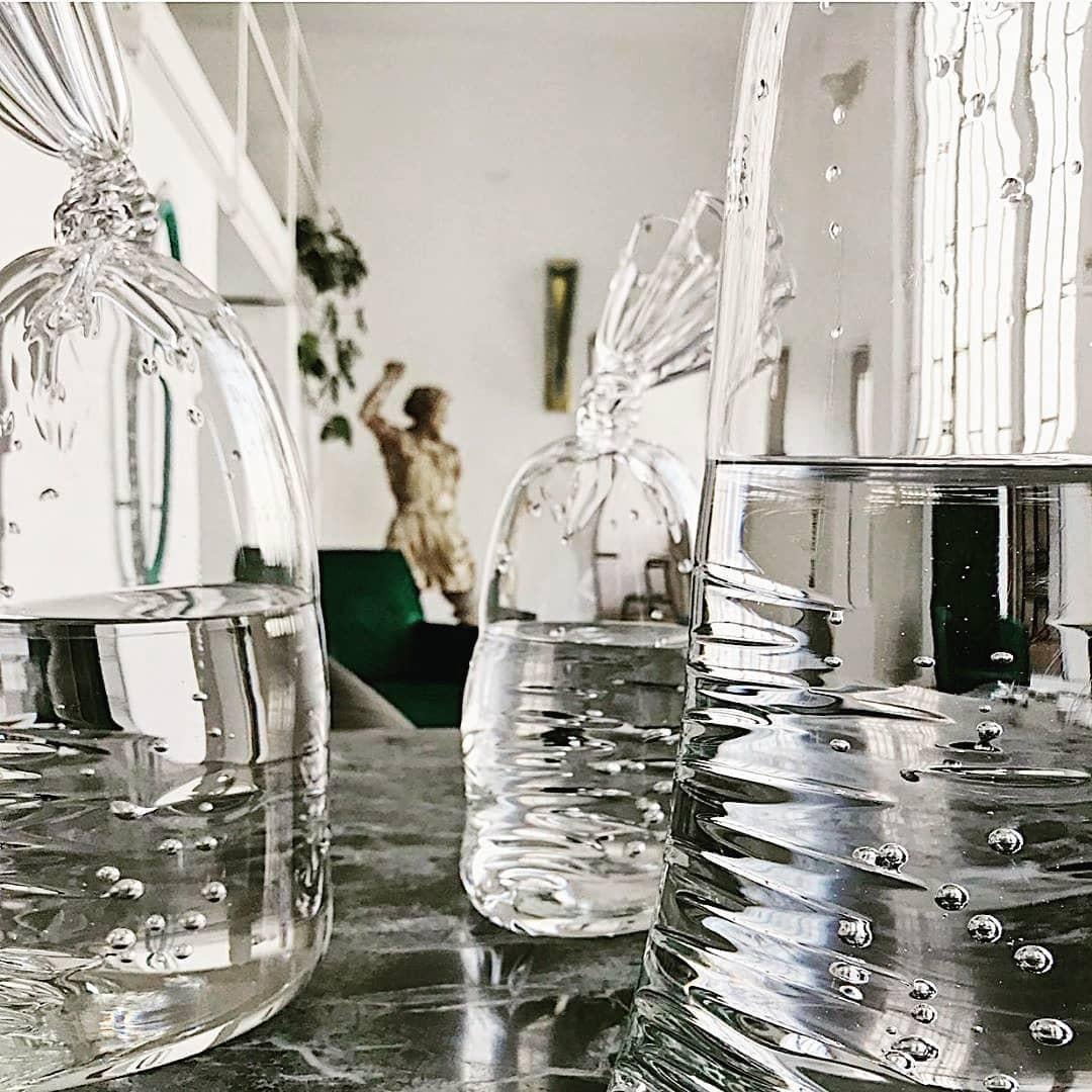 Mini-Wassertasche aus Glas – Hyperreale Glasskulptur im Angebot 1