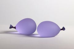 Paar hyperreale lila Glasballon-Skulpturen aus Glas