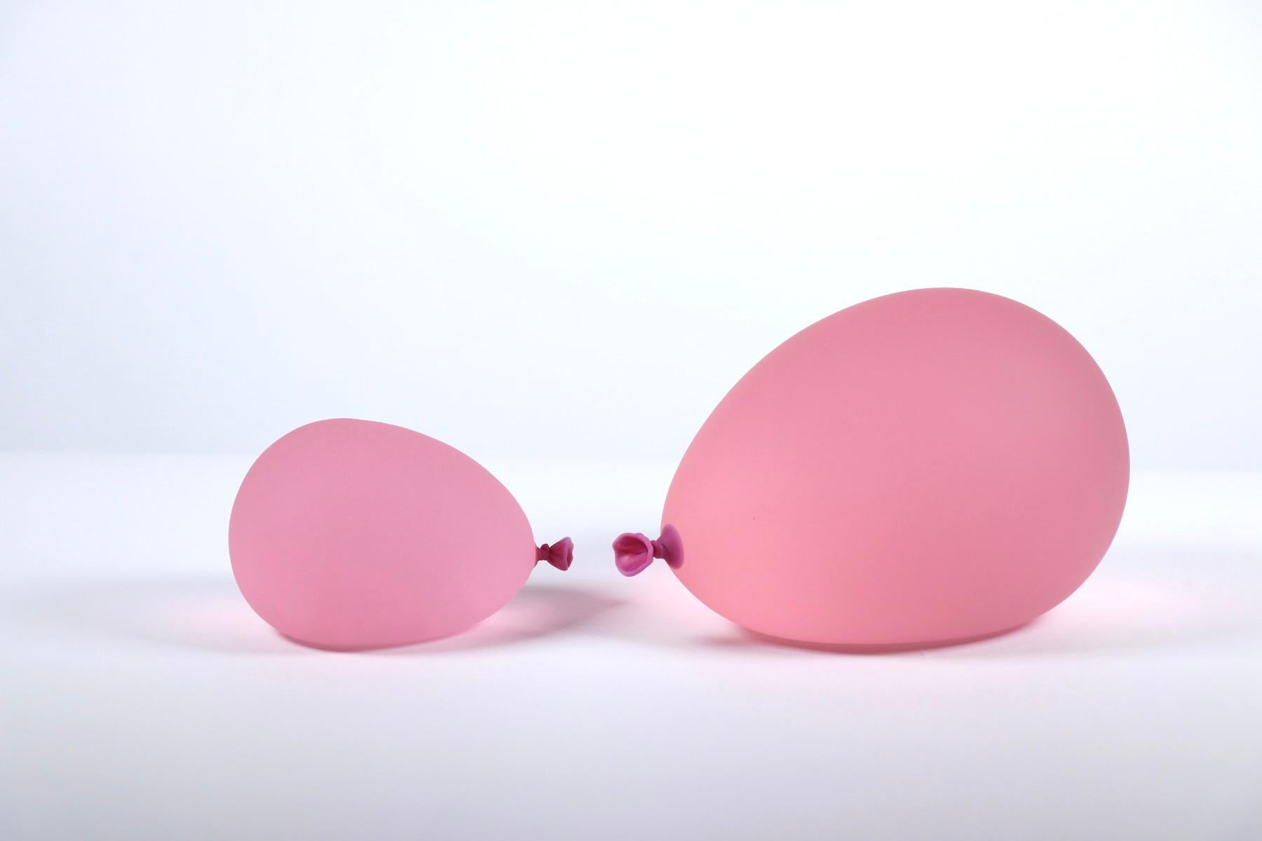 Coppia di sculture di palloncini di vetro rosa iperreali grandi e piccoli - Sculpture di Dylan Martinez