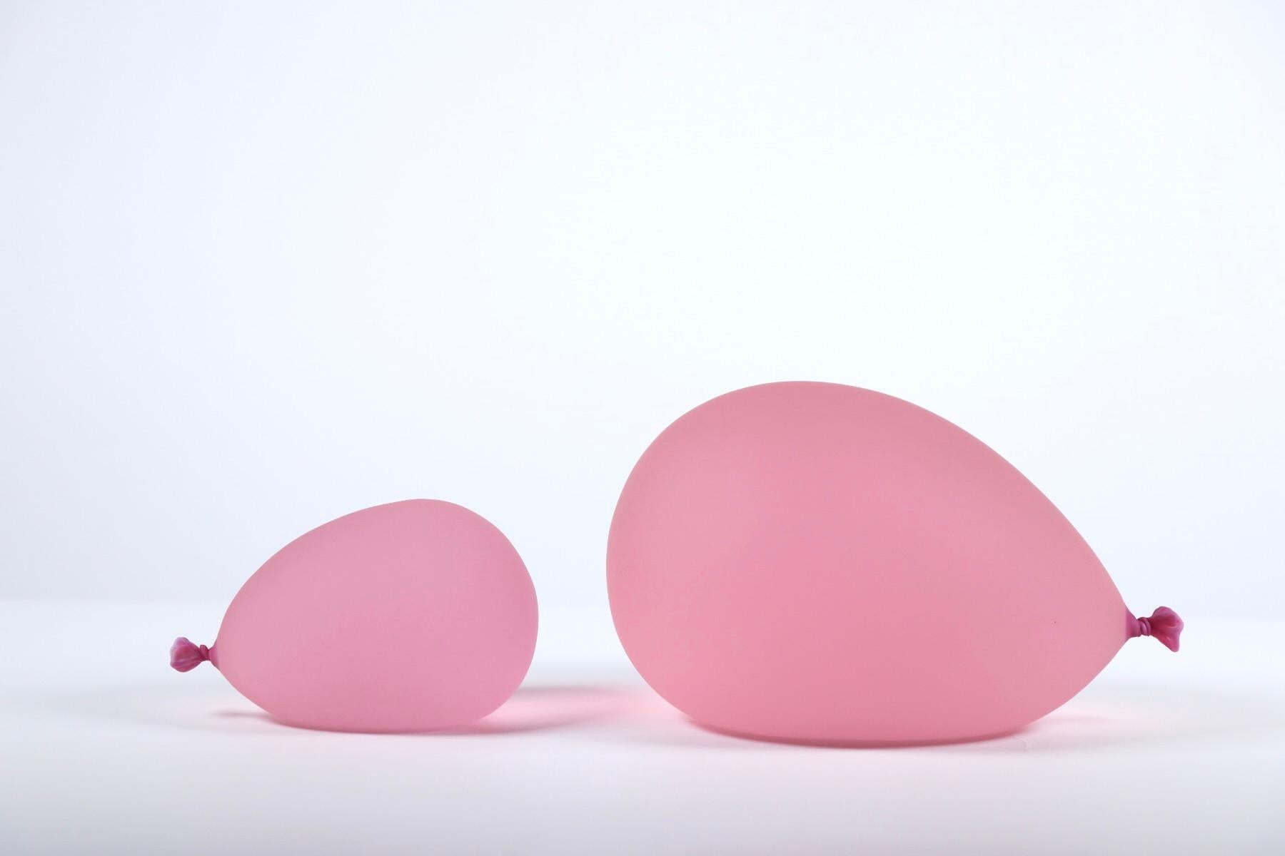 Coppia di sculture di palloncini di vetro rosa iperreali grandi e piccoli - Sculpture Realismo di Dylan Martinez