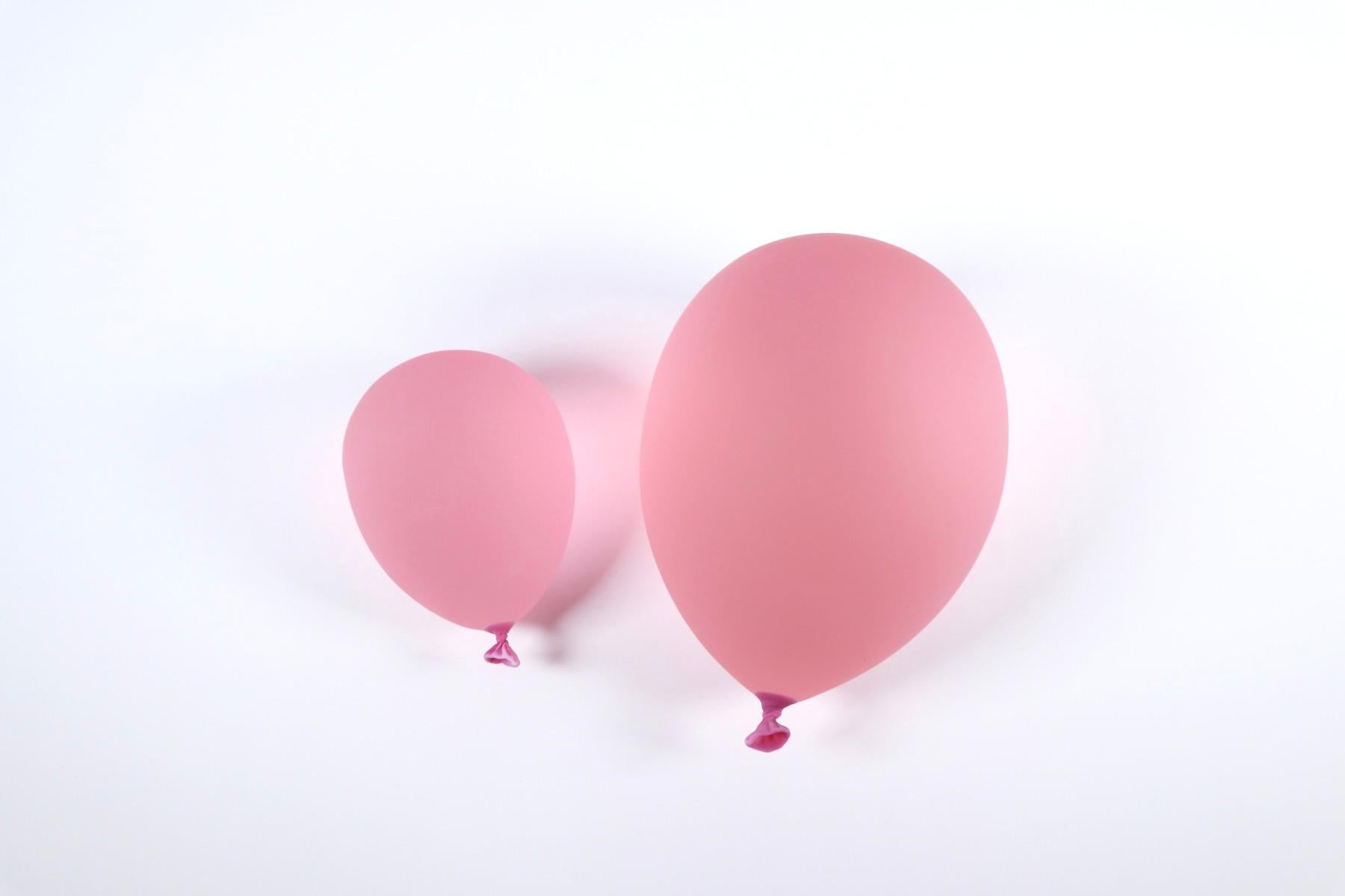 Coppia di sculture di palloncini di vetro rosa iperreali grandi e piccoli - Still-Life Sculpture Grigio di Dylan Martinez