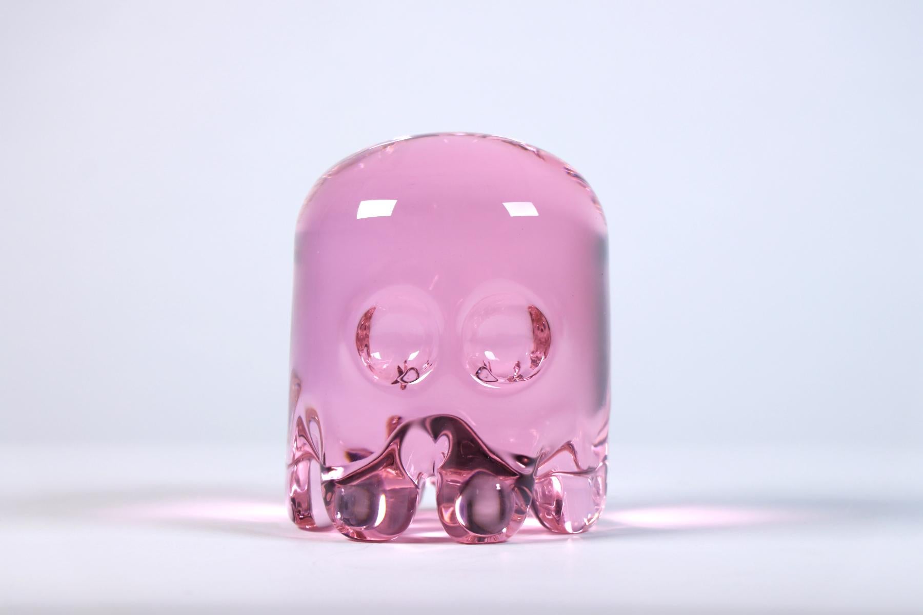 Still-Life Sculpture di Dylan Martinez - Scultura in vetro del fantasma di Pac-Man "Pinky", di piccole dimensioni