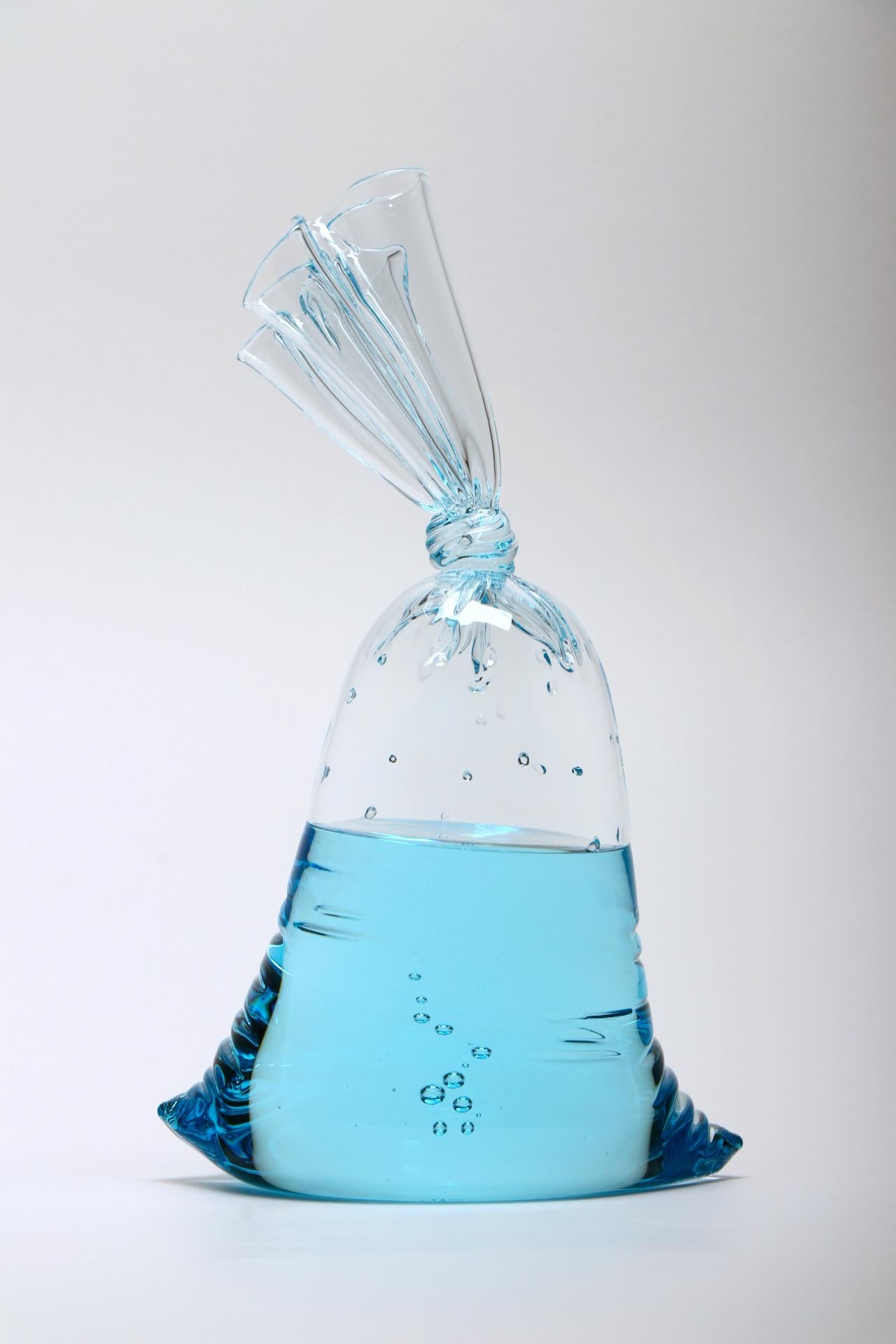 Bolsa de agua de cristal azul - Escultura de cristal hiperrealista