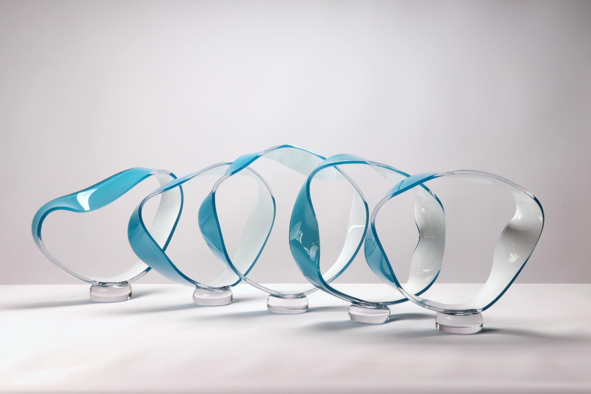 Surge – Abstrakte Glasskulptur-Installation – Sculpture von Dylan Martinez