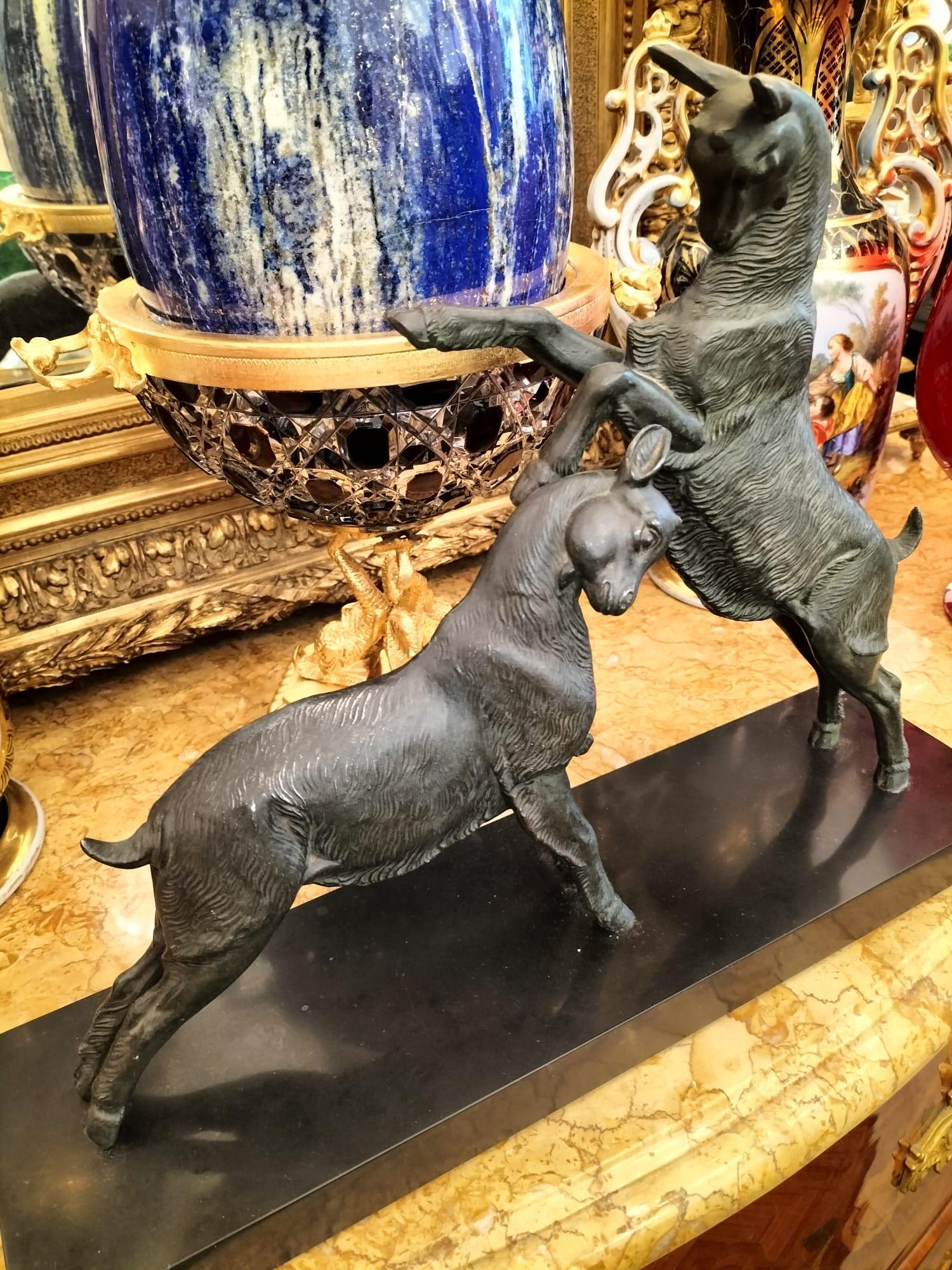 Escultura animal dinámica de cabras en bronce, siglo XX en venta 4