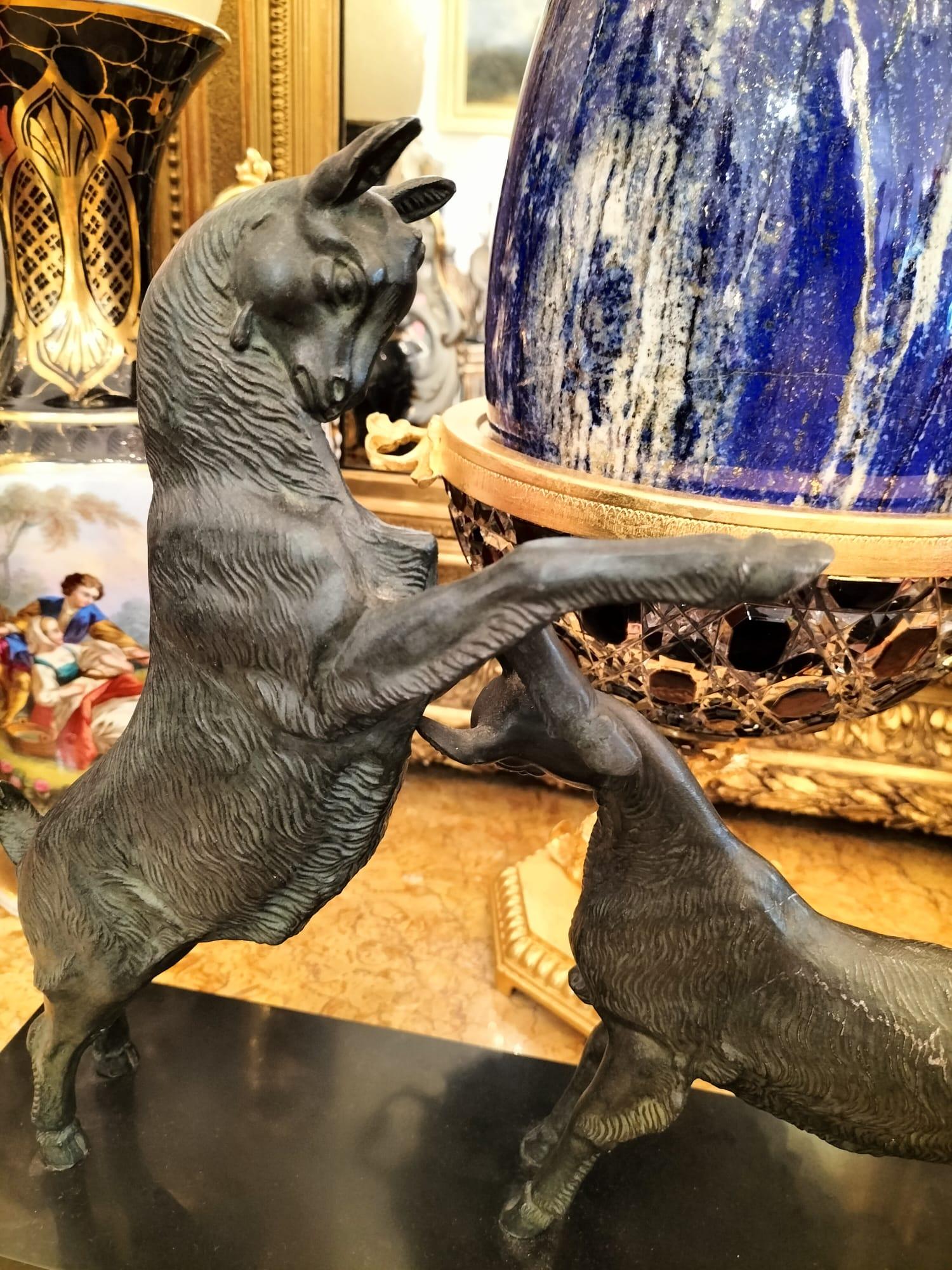 Escultura animal dinámica de cabras en bronce, siglo XX en venta 10
