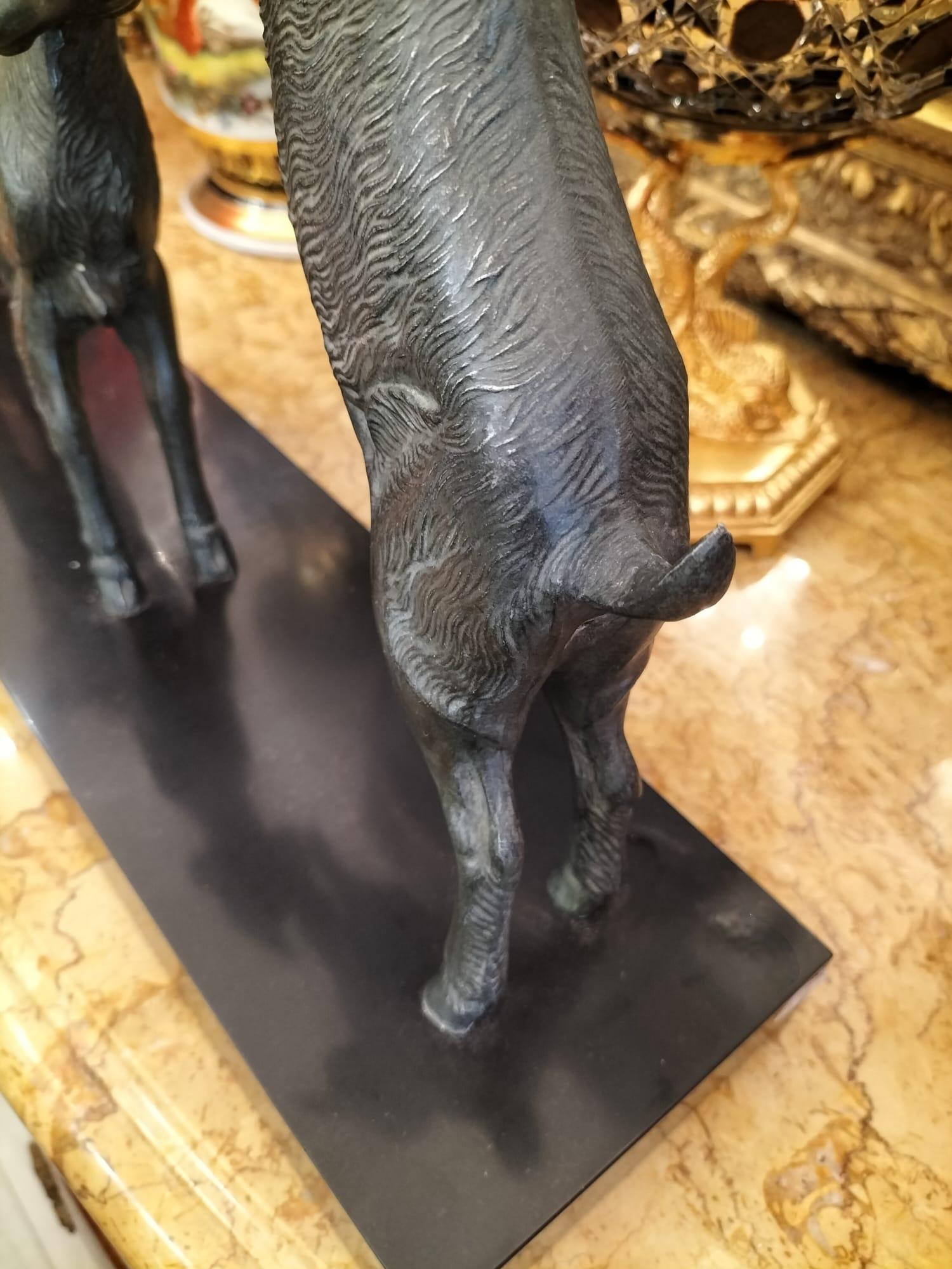 Escultura animal dinámica de cabras en bronce, siglo XX en venta 11