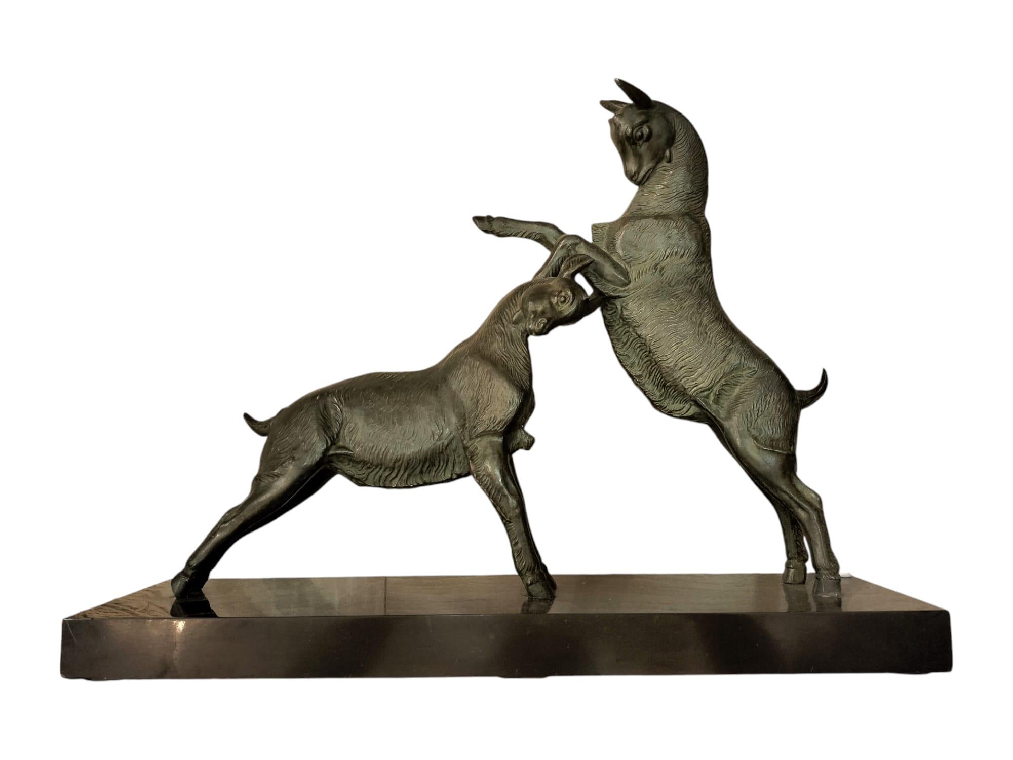 Escultura animal dinámica de cabras en bronce, siglo XX en venta 13