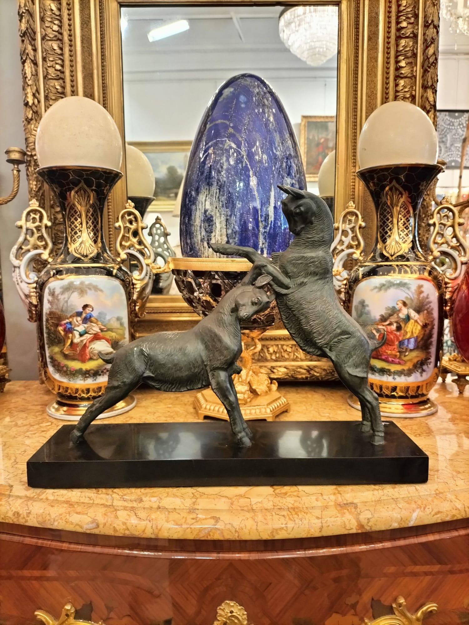 Nos complace presentarte esta escultura de bronce de dos cabras enzarzadas en una postura dinámica. La cabra de la derecha se levanta sobre las extremidades traseras, con las patas delanteras levantadas, mientras que la otra cabra permanece en el