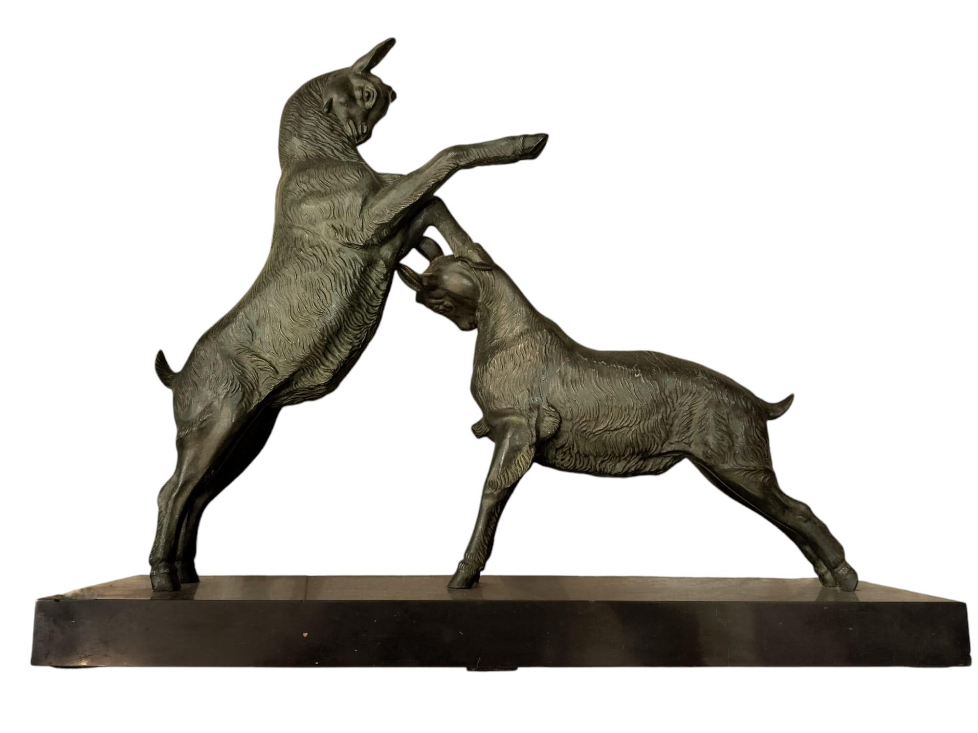 Escultura animal dinámica de cabras en bronce, siglo XX en venta 14
