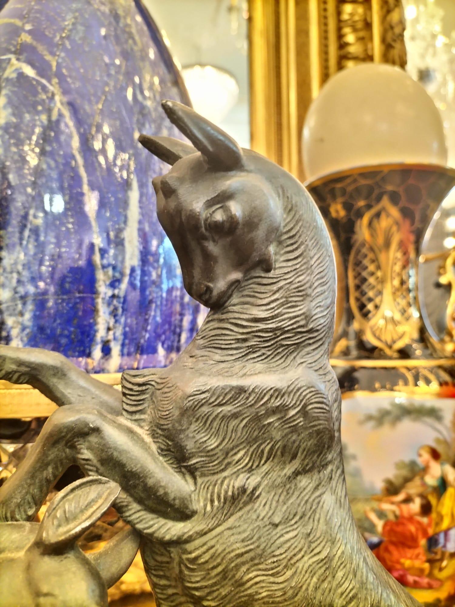 Escultura animal dinámica de cabras en bronce, siglo XX Art Decó en venta